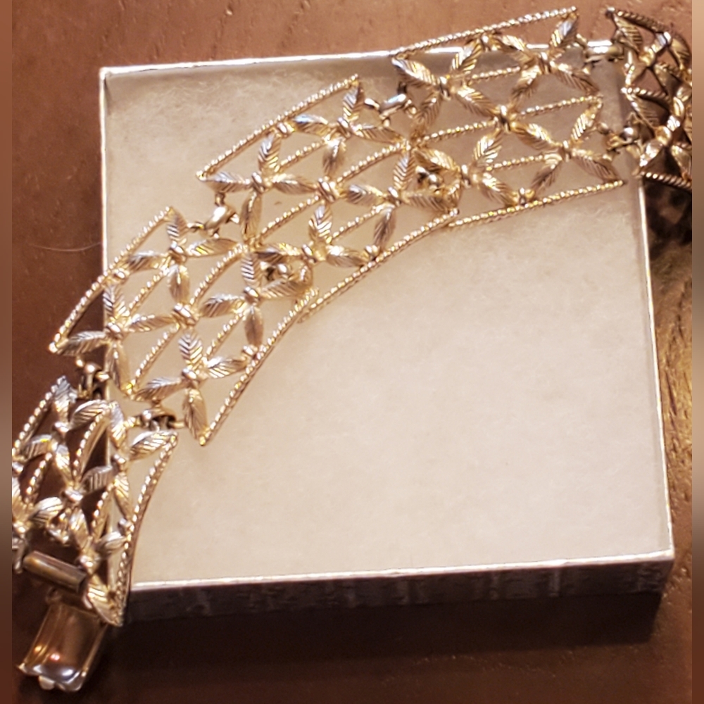 Coro Pegasus Vintage Gold Tone  Textured Panel Linked Bracelet